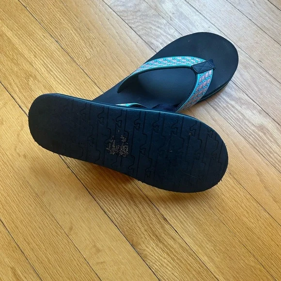 Vineyard Vines Navy and Pink Sandals - Picture 3 of 3